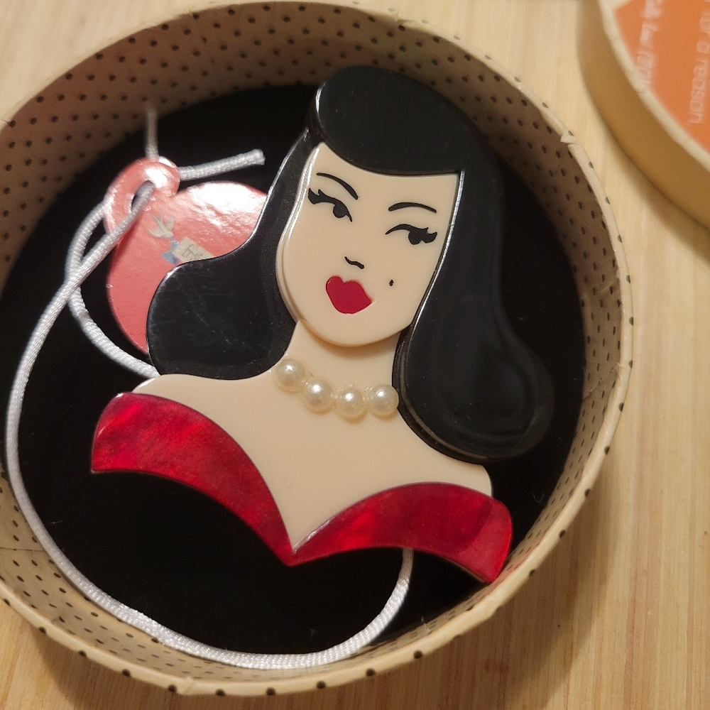 Erstwilder Leading Lady Brooch